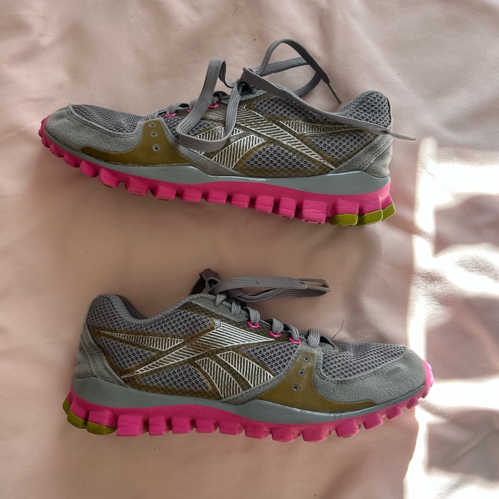 Reebok Grey & Pink Running Sneakers – Size 7.5